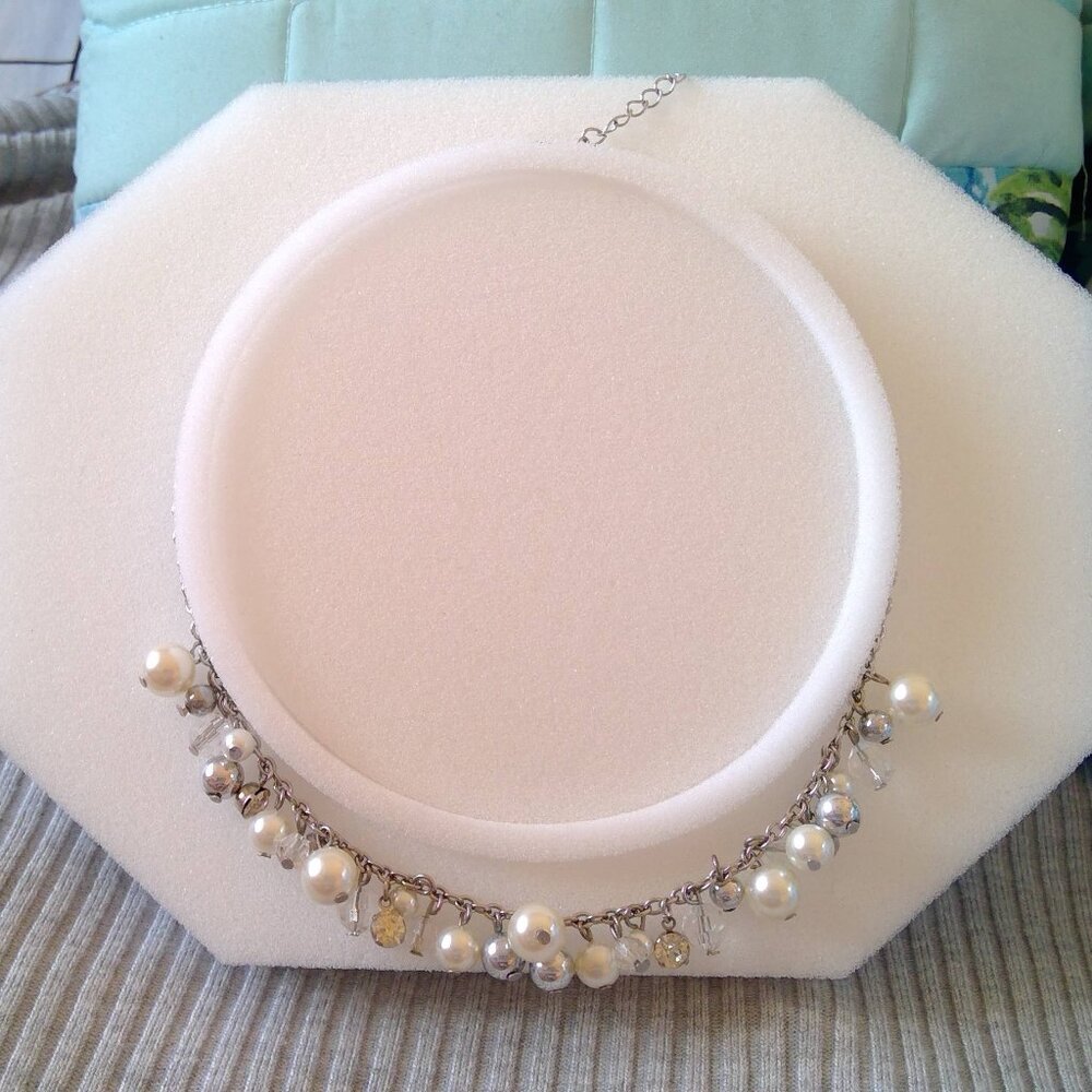Pretty pearl, silver and clear beads necklace